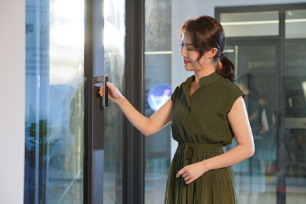 【家居新风尚】外平开窗新选择，唯领门窗VW120——安全与美观并重！